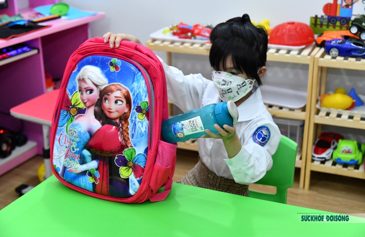 Hà Nội: Học sinh lớp 1 háo hức ngày đầu tiên được đến trường - Ảnh 4. Hà Nội: Học sinh lớp 1 háo hức ngày đầu tiên được đến trường - Ảnh 4.