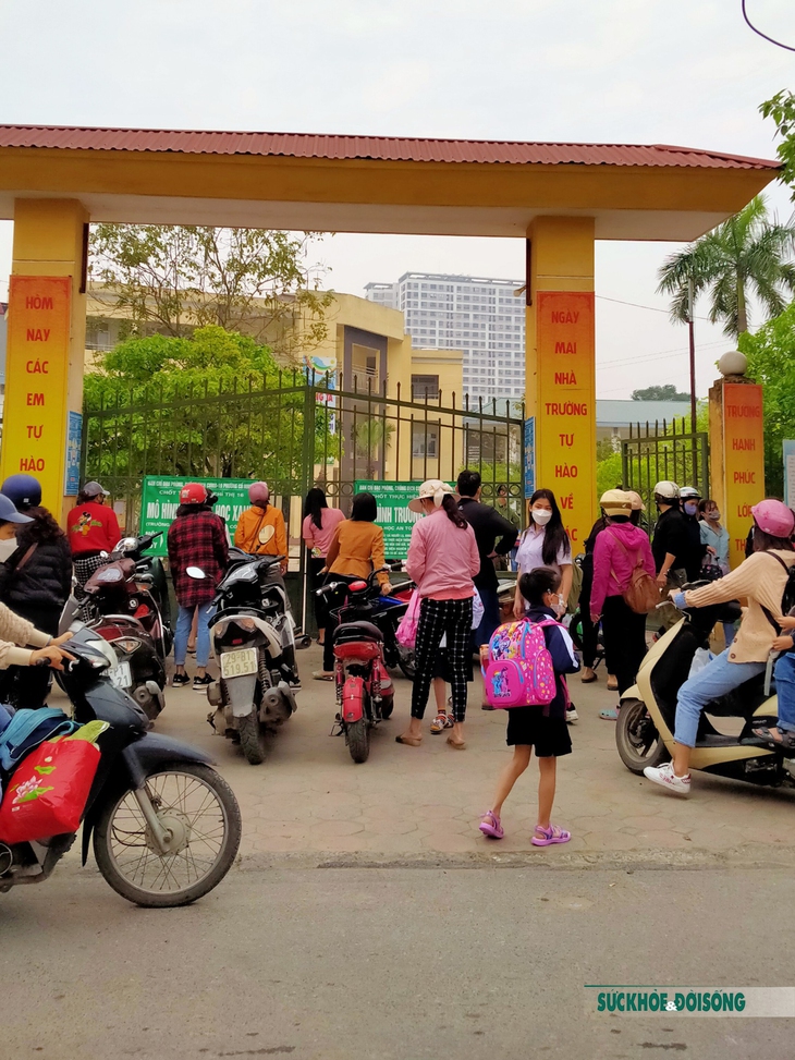 Hà Nội: Học sinh lớp 1 háo hức ngày đầu tiên được đến trường - Ảnh 7. Hà Nội: Học sinh lớp 1 háo hức ngày đầu tiên được đến trường - Ảnh 7.