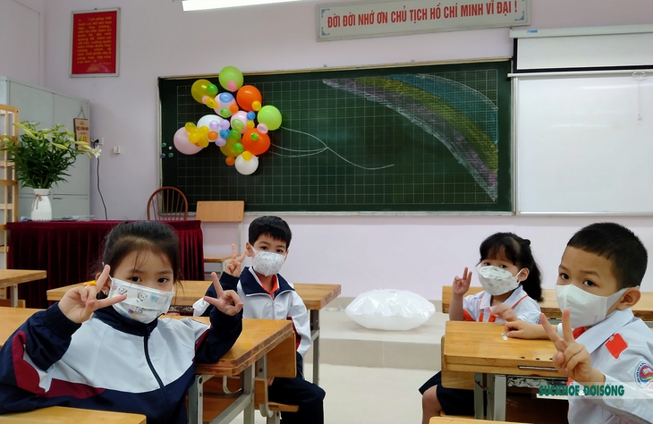 Hà Nội: Học sinh lớp 1 háo hức ngày đầu tiên được đến trường - Ảnh 8. Hà Nội: Học sinh lớp 1 háo hức ngày đầu tiên được đến trường - Ảnh 8.