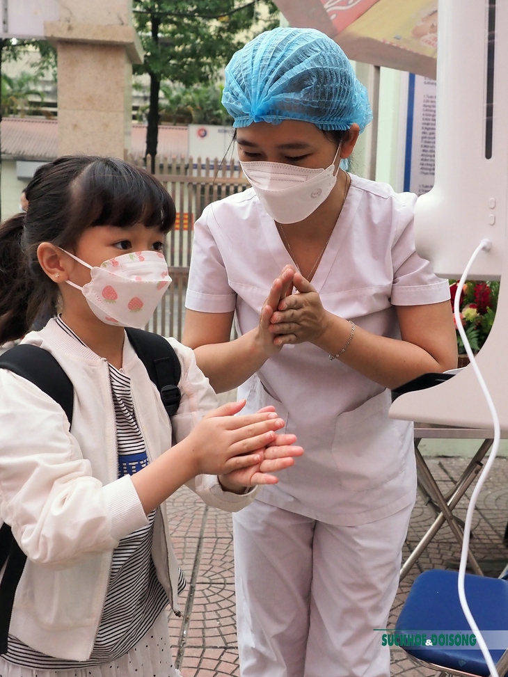 Hà Nội: Học sinh lớp 1 háo hức ngày đầu tiên được đến trường - Ảnh 11. Hà Nội: Học sinh lớp 1 háo hức ngày đầu tiên được đến trường - Ảnh 11.