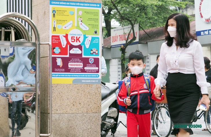 Hà Nội: Học sinh lớp 1 háo hức ngày đầu tiên được đến trường - Ảnh 10. Hà Nội: Học sinh lớp 1 háo hức ngày đầu tiên được đến trường - Ảnh 10.