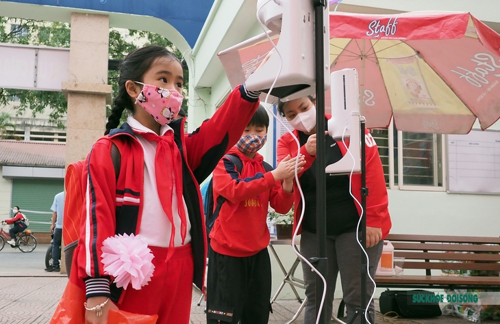 Hà Nội: Học sinh lớp 1 háo hức ngày đầu tiên được đến trường - Ảnh 12. Hà Nội: Học sinh lớp 1 háo hức ngày đầu tiên được đến trường - Ảnh 12.