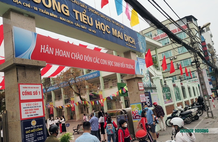 Hà Nội: Học sinh lớp 1 háo hức ngày đầu tiên được đến trường - Ảnh 15. Hà Nội: Học sinh lớp 1 háo hức ngày đầu tiên được đến trường - Ảnh 15.
