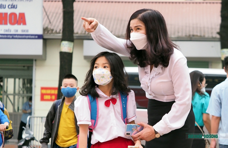 Hà Nội: Học sinh lớp 1 háo hức ngày đầu tiên được đến trường - Ảnh 13. Hà Nội: Học sinh lớp 1 háo hức ngày đầu tiên được đến trường - Ảnh 13.