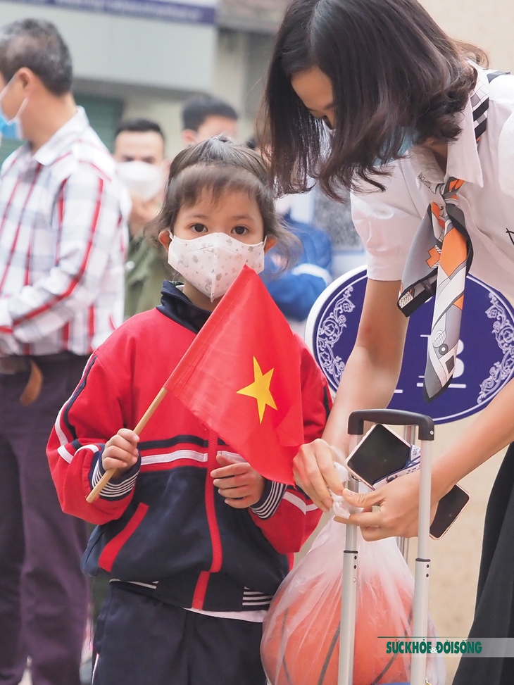 Hà Nội: Học sinh lớp 1 háo hức ngày đầu tiên được đến trường - Ảnh 14. Hà Nội: Học sinh lớp 1 háo hức ngày đầu tiên được đến trường - Ảnh 14.
