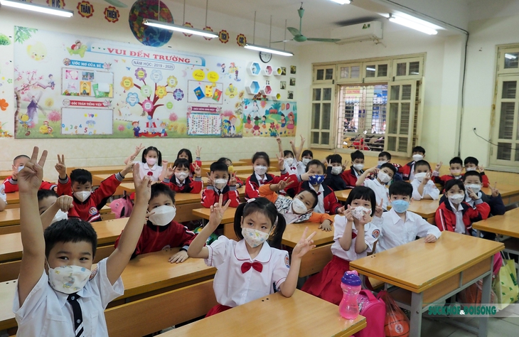 Hà Nội: Học sinh lớp 1 háo hức ngày đầu tiên được đến trường - Ảnh 9. Hà Nội: Học sinh lớp 1 háo hức ngày đầu tiên được đến trường - Ảnh 9.