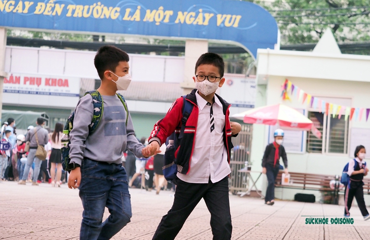 Hà Nội: Học sinh lớp 1 háo hức ngày đầu tiên được đến trường - Ảnh 17. Hà Nội: Học sinh lớp 1 háo hức ngày đầu tiên được đến trường - Ảnh 17.