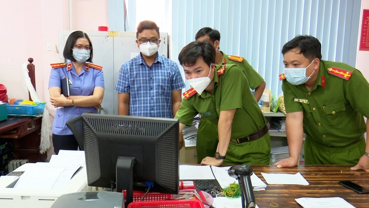 Bắt giam 2 cựu nhân viên ngân hàng tham ô hơn 7 tỷ đồng - Ảnh 1.
