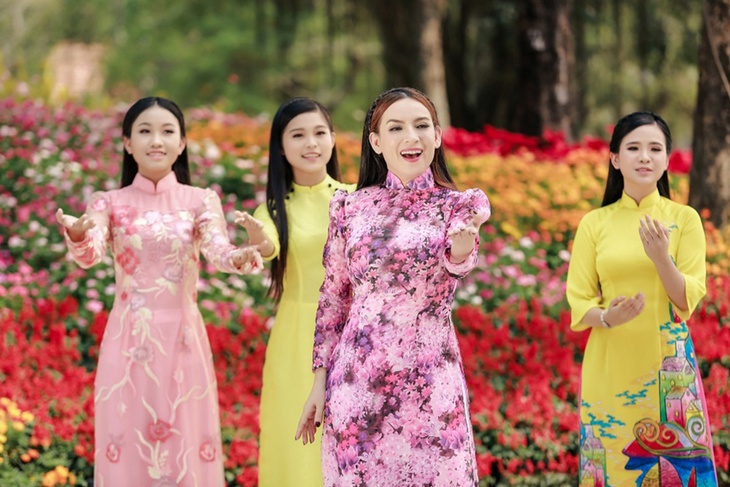 Ca sĩ Mạnh Quỳnh về Việt Nam hát tặng 'người tình âm nhạc' Phi Nhung - Ảnh 7.