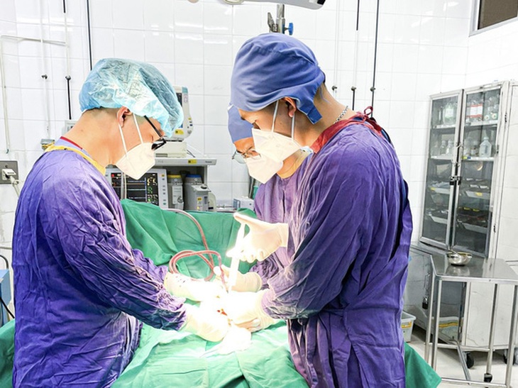 Nhiều người trẻ nhập viện khi tinh hoàn đã tím đen, phải cắt bỏ vì lý do này - Ảnh 1.