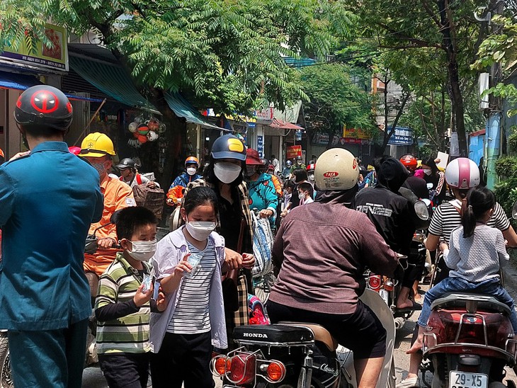 Phụ huynh tiểu học tất bật đón con khi trường chưa học bán trú - Ảnh 4. Phụ huynh tiểu học tất bật đón con khi trường chưa học bán trú - Ảnh 4.