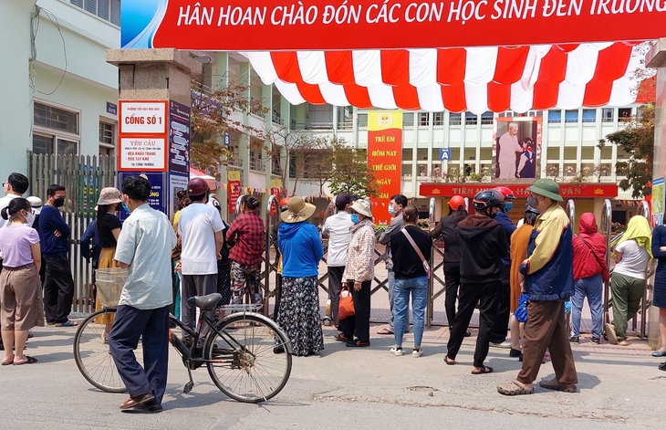 Phụ huynh tiểu học tất bật đón con khi trường chưa học bán trú - Ảnh 3. Phụ huynh tiểu học tất bật đón con khi trường chưa học bán trú - Ảnh 3.