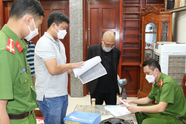 Bắt thầy bói chuyên 'nổ' để lừa đảo chiếm đoạt gần 5 tỷ đồng - Ảnh 2.