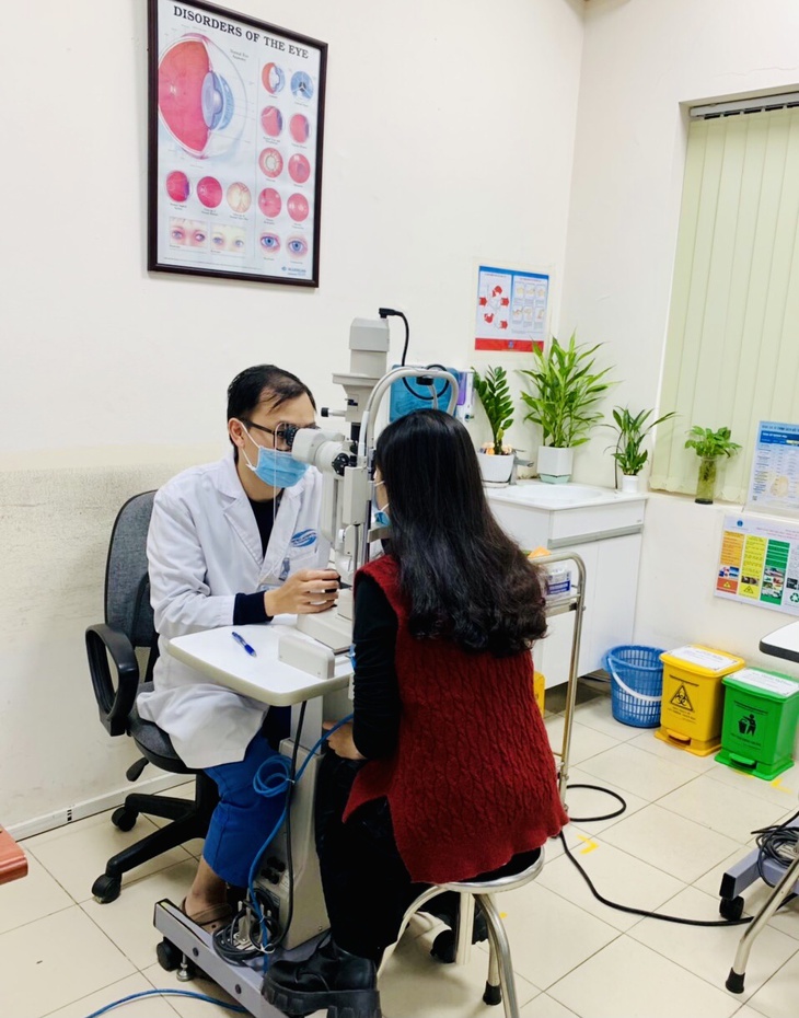 Tại sao cận thị đeo kính mà vẫn nhìn mờ lại còn nhức mỏi mắt? - Ảnh 2.