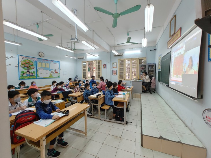 Hà Nội lý giải quyết định cho học sinh tiểu học đi học trực tiếp dù chưa tiêm vaccine - Ảnh 1.