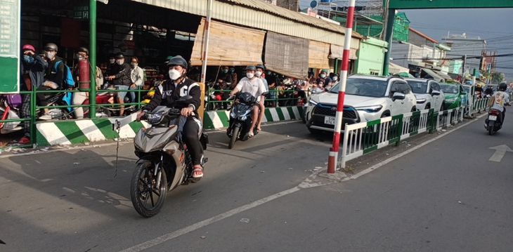 Người dân ùn ùn rời TP Hồ Chí Minh, bắt đầu kỳ nghỉ lễ Giỗ Tổ Hùng Vương - Ảnh 4.
