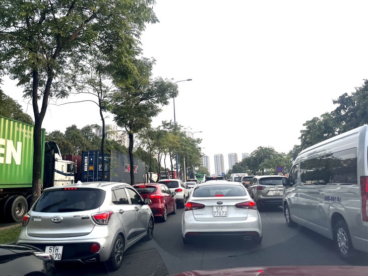 Người dân ùn ùn rời TP Hồ Chí Minh, bắt đầu kỳ nghỉ lễ Giỗ Tổ Hùng Vương - Ảnh 5.