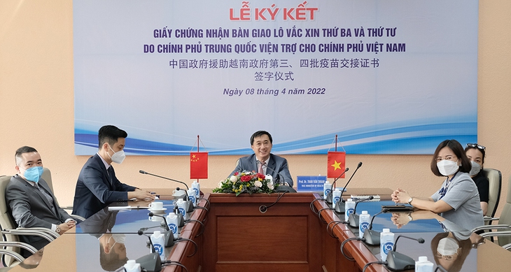 Ký kết giấy chứng nhận bàn giao 3,5 triệu liều vaccine phòng COVID-19 do Chính phủ Trung Quốc viện trợ - Ảnh 1. Ký kết giấy chứng nhận bàn giao 3,5 triệu liều vaccine phòng COVID-19 do Chính phủ Trung Quốc viện trợ - Ảnh 1.