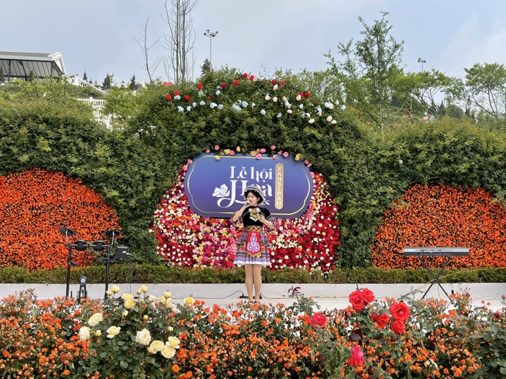 Chớm hè, ngắm hoa đỗ quyên rực rỡ trên dãy Hoàng Liên Sơn - Ảnh 5.