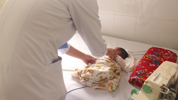 Hồi sức thành công trẻ sơ sinh 14 ngày tuổi mắc COVID-19 nguy kịch - Ảnh 2.