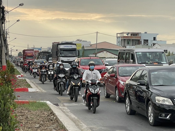 Người dân ùn ùn rời TP Hồ Chí Minh, bắt đầu kỳ nghỉ lễ Giỗ Tổ Hùng Vương - Ảnh 1.