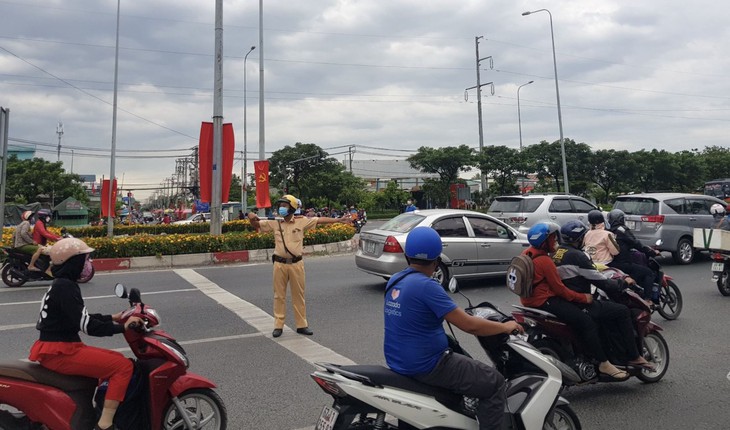 Người dân ùn ùn rời TP Hồ Chí Minh, bắt đầu kỳ nghỉ lễ Giỗ Tổ Hùng Vương - Ảnh 3.