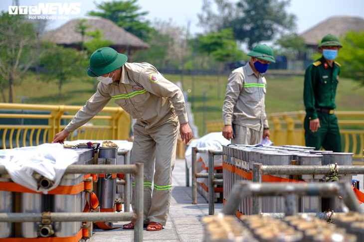 Trận địa pháo hoa tại lễ hội Đền Hùng 2022 trước giờ khai hỏa - Ảnh 4.