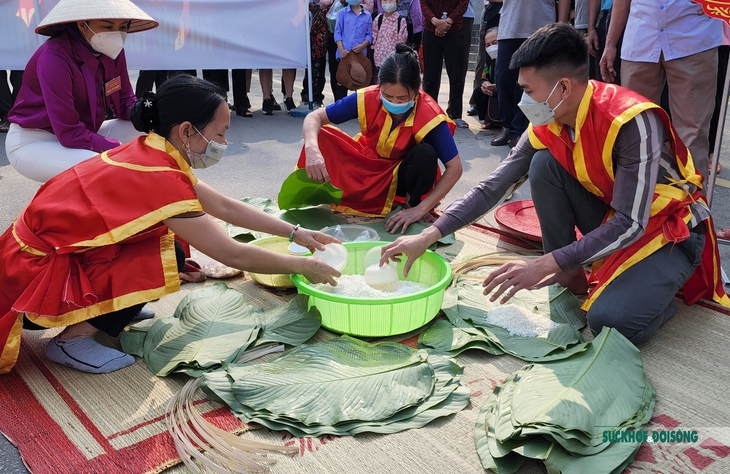 Giỗ Tổ Hùng Vương: Sôi nổi hội thi Hội thi gói, nấu bánh chưng và giã bánh giầy - Ảnh 3.