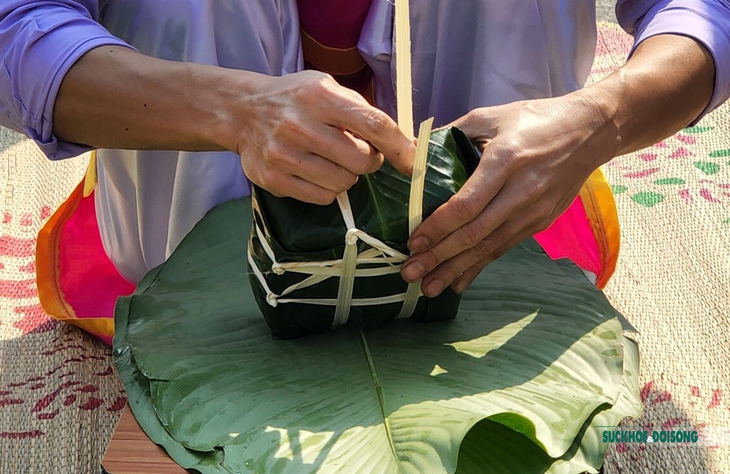 Giỗ Tổ Hùng Vương: Sôi nổi hội thi Hội thi gói, nấu bánh chưng và giã bánh giầy - Ảnh 2.