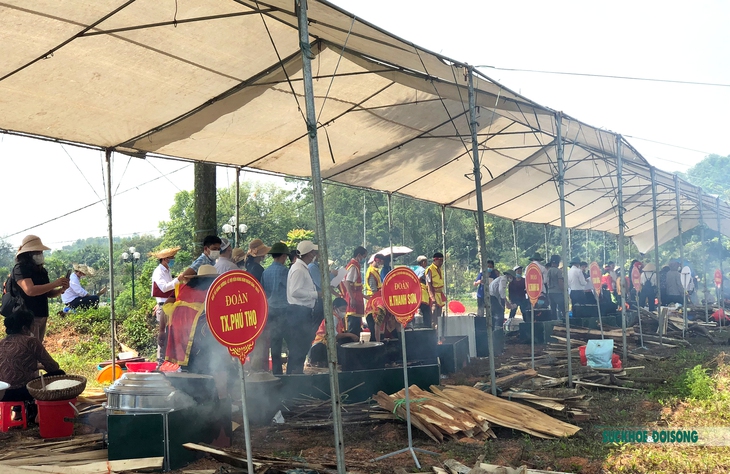 Giỗ Tổ Hùng Vương: Sôi nổi hội thi Hội thi gói, nấu bánh chưng và giã bánh giầy - Ảnh 4.