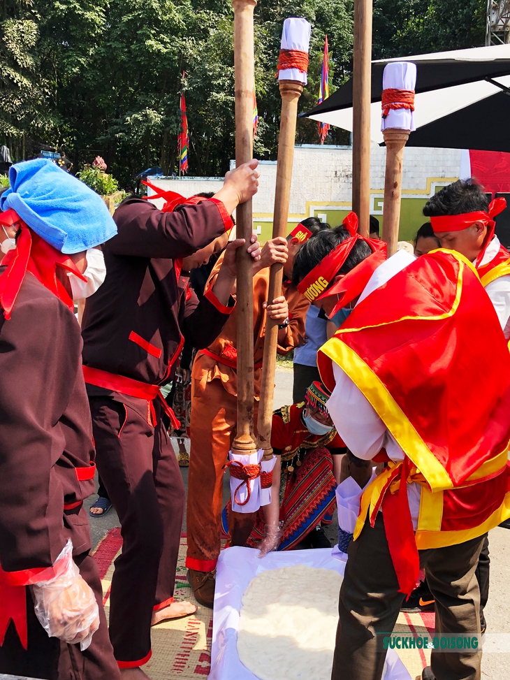 Giỗ Tổ Hùng Vương: Sôi nổi hội thi Hội thi gói, nấu bánh chưng và giã bánh giầy - Ảnh 7.