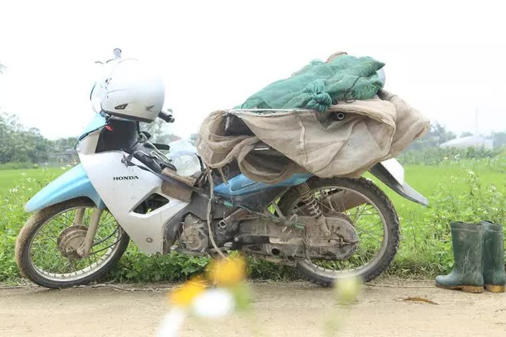 Dậy từ 3h sáng chạy xe 100km bắt con 'tôm bay', thu tiền triệu mỗi ngày - Ảnh 2.