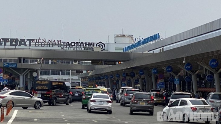 Sân bay Tân Sơn Nhất đón lượng khách tăng cao ngày đầu nghỉ lễ - Ảnh 2.