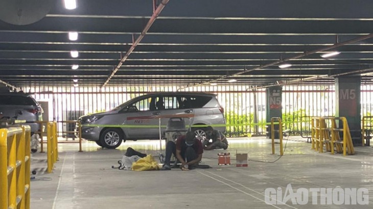 Sân bay Tân Sơn Nhất đón lượng khách tăng cao ngày đầu nghỉ lễ - Ảnh 13.