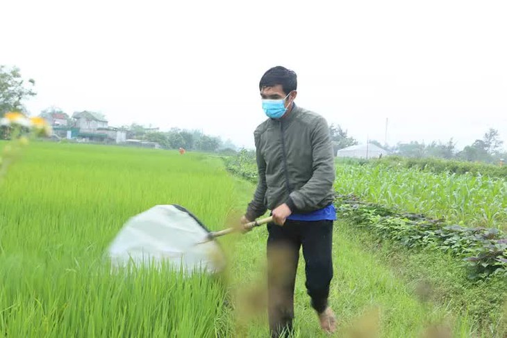 Dậy từ 3h sáng chạy xe 100km bắt con 'tôm bay', thu tiền triệu mỗi ngày - Ảnh 4.