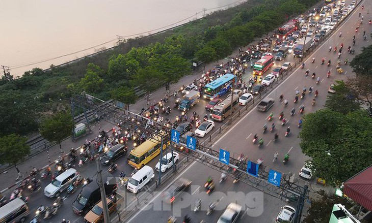Nhiều tuyến đường Hà Nội ùn tắc trước kỳ nghỉ lễ Giỗ Tổ Hùng Vương - Ảnh 16. Nhiều tuyến đường Hà Nội ùn tắc trước kỳ nghỉ lễ Giỗ Tổ Hùng Vương - Ảnh 16.
