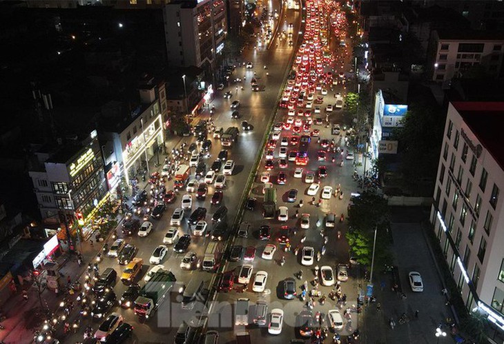 Nhiều tuyến đường Hà Nội ùn tắc trước kỳ nghỉ lễ Giỗ Tổ Hùng Vương - Ảnh 18. Nhiều tuyến đường Hà Nội ùn tắc trước kỳ nghỉ lễ Giỗ Tổ Hùng Vương - Ảnh 18.
