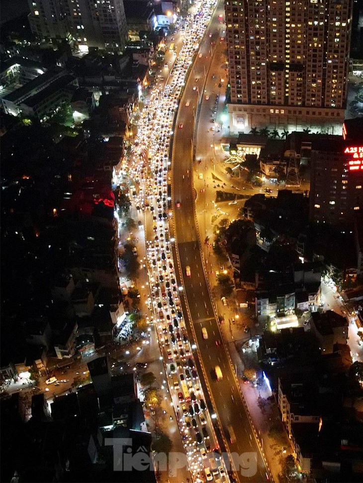 Nhiều tuyến đường Hà Nội ùn tắc trước kỳ nghỉ lễ Giỗ Tổ Hùng Vương - Ảnh 20. Nhiều tuyến đường Hà Nội ùn tắc trước kỳ nghỉ lễ Giỗ Tổ Hùng Vương - Ảnh 20.
