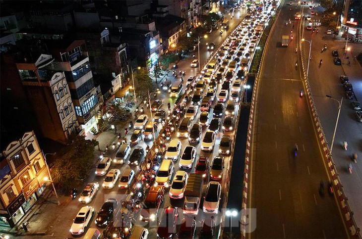Nhiều tuyến đường Hà Nội ùn tắc trước kỳ nghỉ lễ Giỗ Tổ Hùng Vương - Ảnh 24. Nhiều tuyến đường Hà Nội ùn tắc trước kỳ nghỉ lễ Giỗ Tổ Hùng Vương - Ảnh 24.
