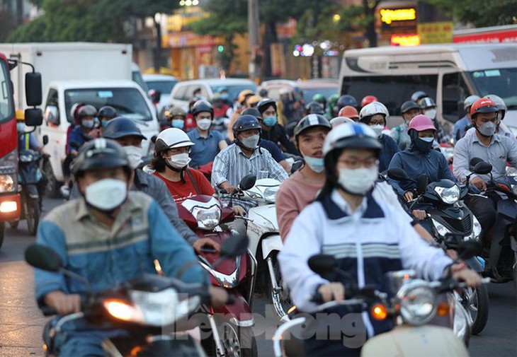 Nhiều tuyến đường Hà Nội ùn tắc trước kỳ nghỉ lễ Giỗ Tổ Hùng Vương - Ảnh 2. Nhiều tuyến đường Hà Nội ùn tắc trước kỳ nghỉ lễ Giỗ Tổ Hùng Vương - Ảnh 2.