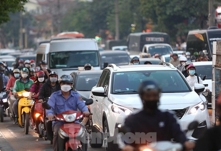 Nhiều tuyến đường Hà Nội ùn tắc trước kỳ nghỉ lễ Giỗ Tổ Hùng Vương - Ảnh 4. Nhiều tuyến đường Hà Nội ùn tắc trước kỳ nghỉ lễ Giỗ Tổ Hùng Vương - Ảnh 4.