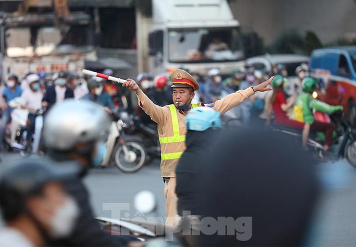 Nhiều tuyến đường Hà Nội ùn tắc trước kỳ nghỉ lễ Giỗ Tổ Hùng Vương - Ảnh 6. Nhiều tuyến đường Hà Nội ùn tắc trước kỳ nghỉ lễ Giỗ Tổ Hùng Vương - Ảnh 6.