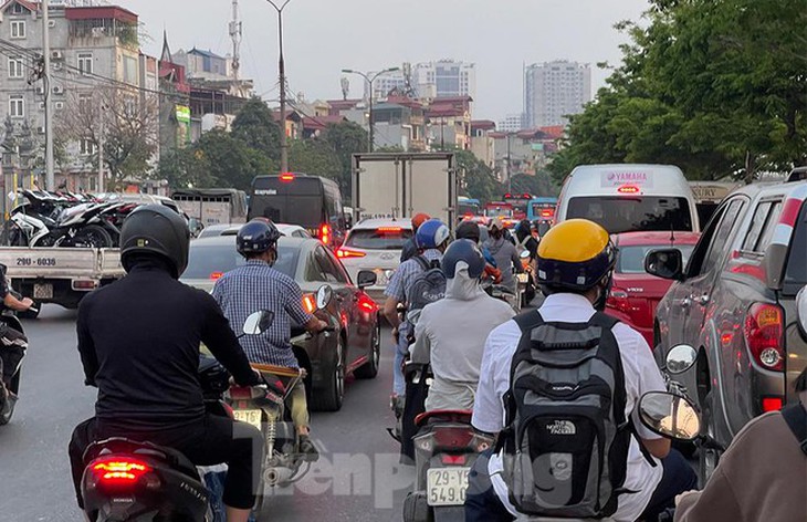 Nhiều tuyến đường Hà Nội ùn tắc trước kỳ nghỉ lễ Giỗ Tổ Hùng Vương - Ảnh 8. Nhiều tuyến đường Hà Nội ùn tắc trước kỳ nghỉ lễ Giỗ Tổ Hùng Vương - Ảnh 8.