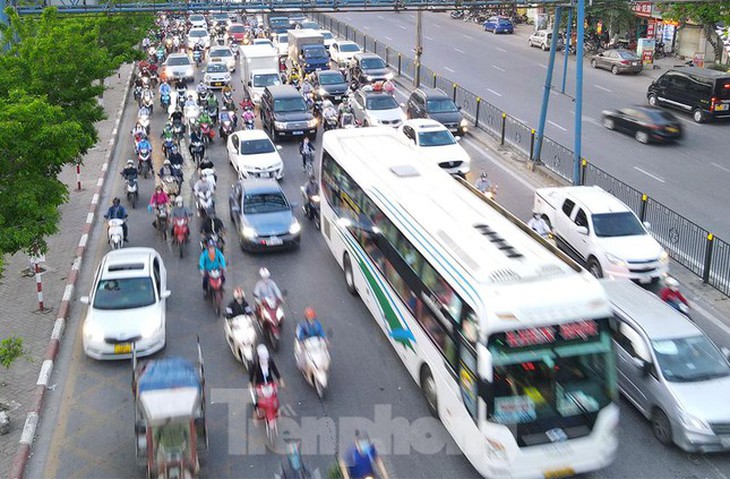 Nhiều tuyến đường Hà Nội ùn tắc trước kỳ nghỉ lễ Giỗ Tổ Hùng Vương - Ảnh 10. Nhiều tuyến đường Hà Nội ùn tắc trước kỳ nghỉ lễ Giỗ Tổ Hùng Vương - Ảnh 10.