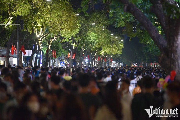 'Biển' người chen chân ở phố đi bộ hồ Gươm - Ảnh 6.