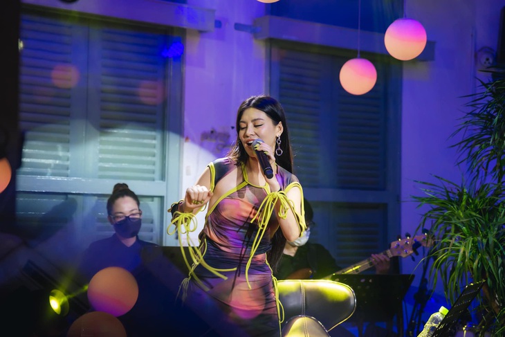 'Nữ hoàng dream pop' Bùi Lan Hương hóa thân thành danh ca Khánh Ly thời trẻ ra sao? - Ảnh 6.