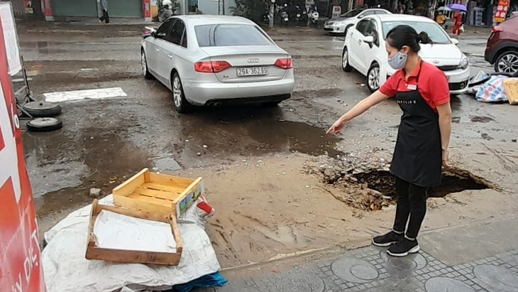Cần xử lý ngay hố "tử thần" giữa lòng TP Vinh - Ảnh 3.