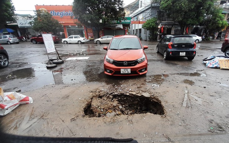 Mưa to, gió lớn trong ngày lễ ,TP  Vinh, Nghệ An xuất hiện "hố tử thần"