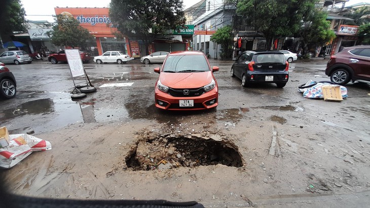Cần xử lý ngay hố "tử thần" giữa lòng TP Vinh - Ảnh 8.