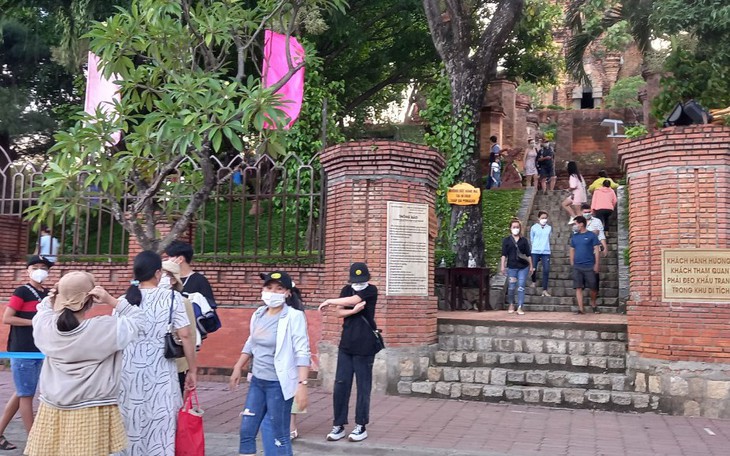 Hết dần mưa gió dịp nghỉ lễ, đông người đổ về Khánh Hòa